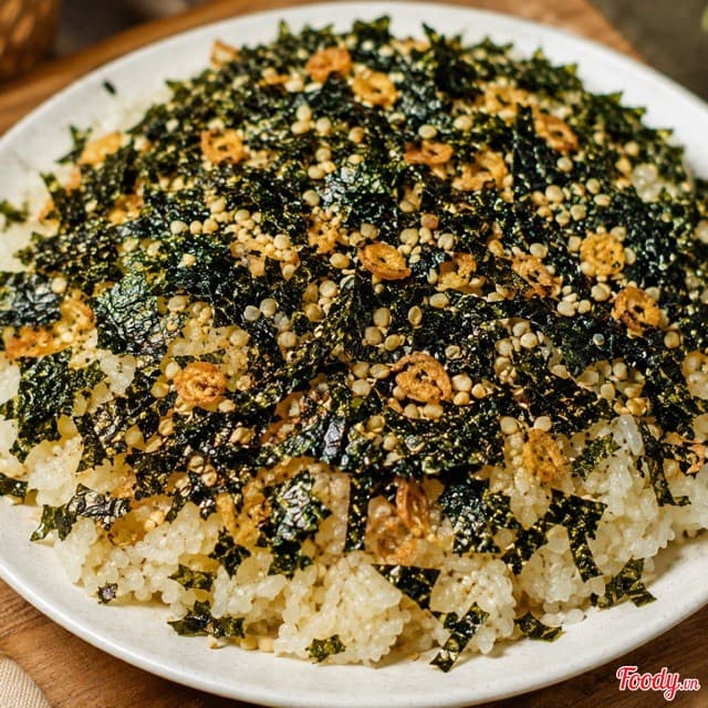 Xôi rong biển trứng cút xúc xích